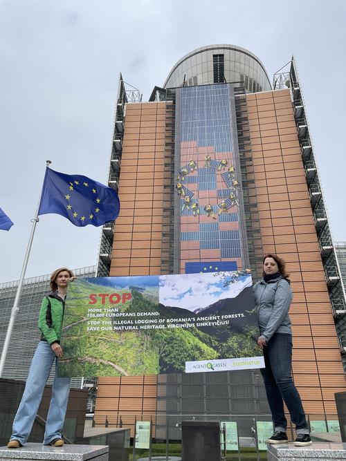 Waldschützerinnen vor dem Berlaymont-Gebäude in Brüssel