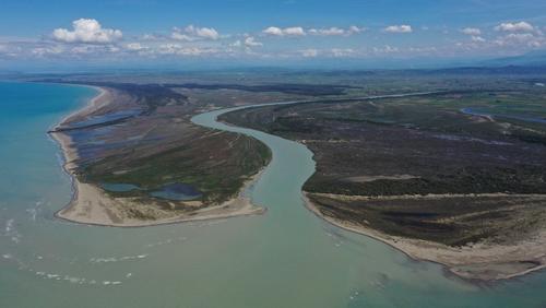 Luftansicht des Vjosa-Deltas von der Flussmündung her gesehen.