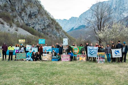 Flussschützer mit Plakaten beim Protest