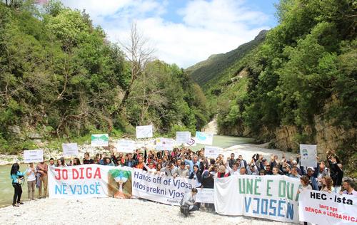 Protest gegen den Bau eines Wasserkraftwerks an der Bence