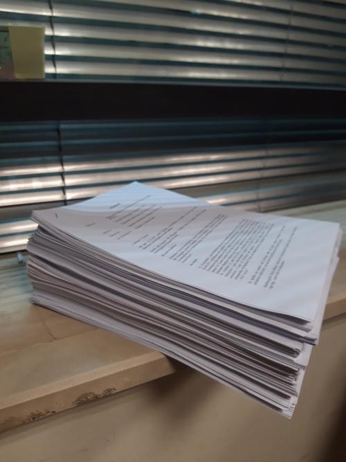 Klageschrift gegen Vlora-Flughafen dicker Papierstapel