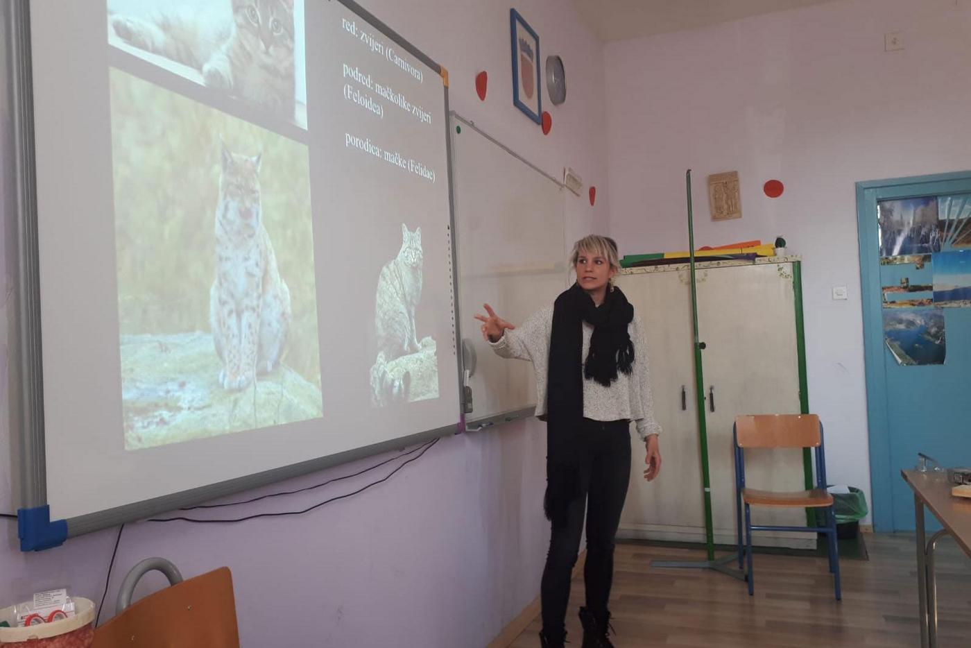 Ira hält in einer Grundschule eine Präsentation über Luchse