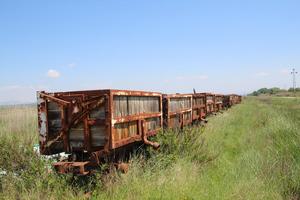 Verrosteter Bahnwaggon in der Saline Ulcinj