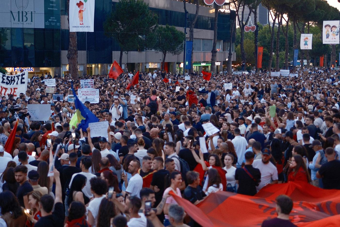 Eine große Menschenansammlung demonstriert in Tirana gegen die Bauarbeiten in der Narta-Lagune.