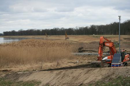 Bagger am Ufer der Oder