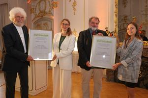 Die Preisträgerinnen des EuroNatur Preis nehmen die Urkunden entgegen