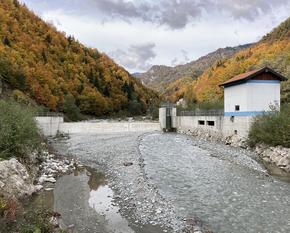 Das Kleinwasserkraftwerk von Belaja im Kosovo mit Blick auf die Staumauer.