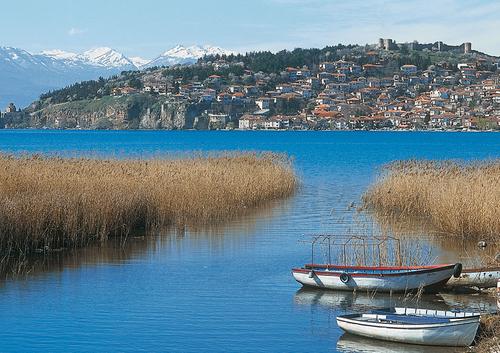 Boote und Schilf am Ohridsee