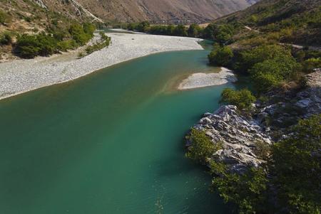 Grün-blauer naturbelassener Fluss