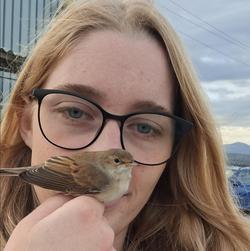 junge Frau mit Vogel in der Hand