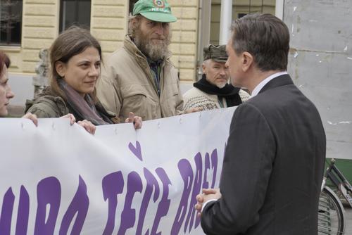 Andreja Slameršek bei Protest Umweltaktivisten demonstrieren mit Transparent