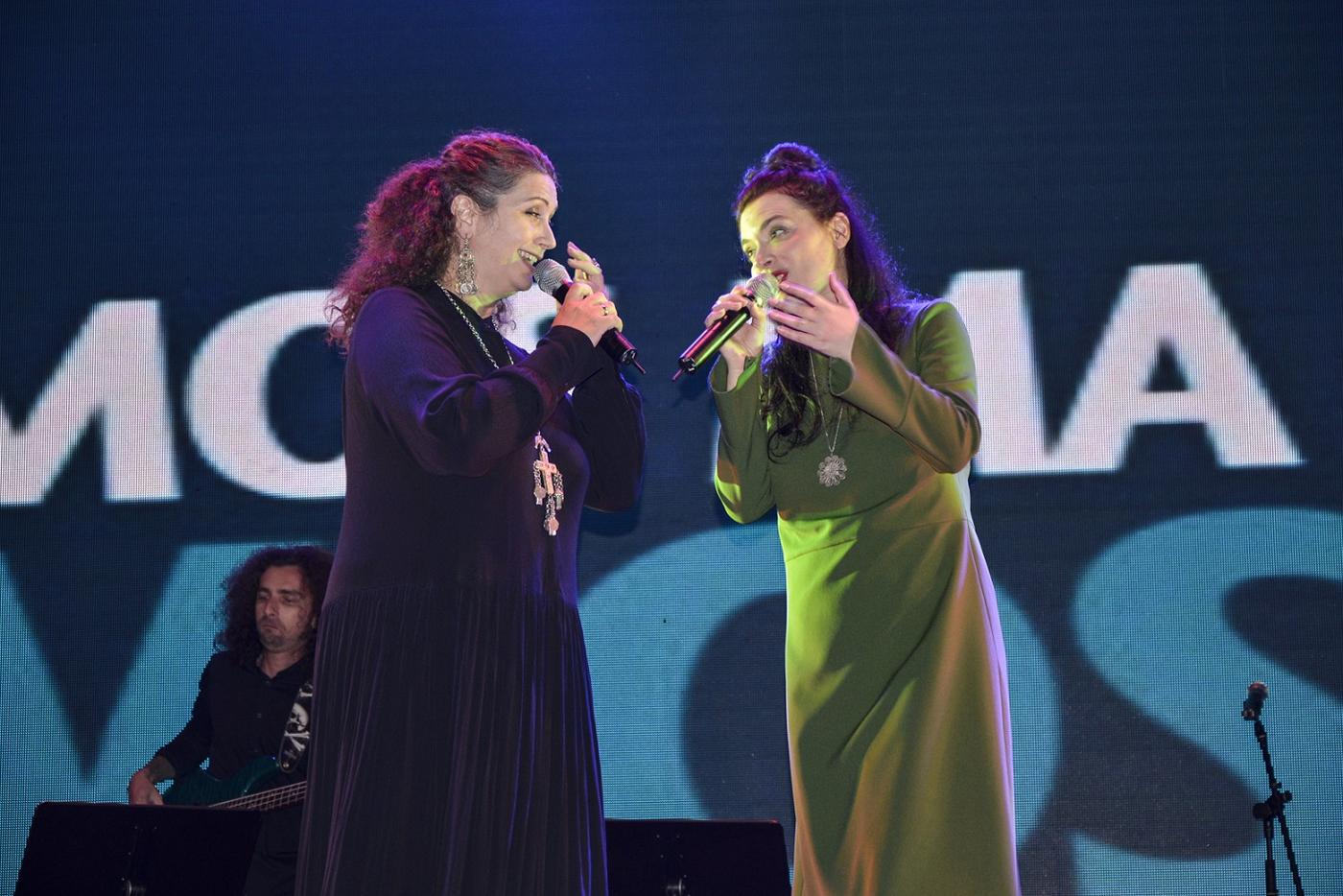Eda Zari und Edina Duni auf der Bühne.