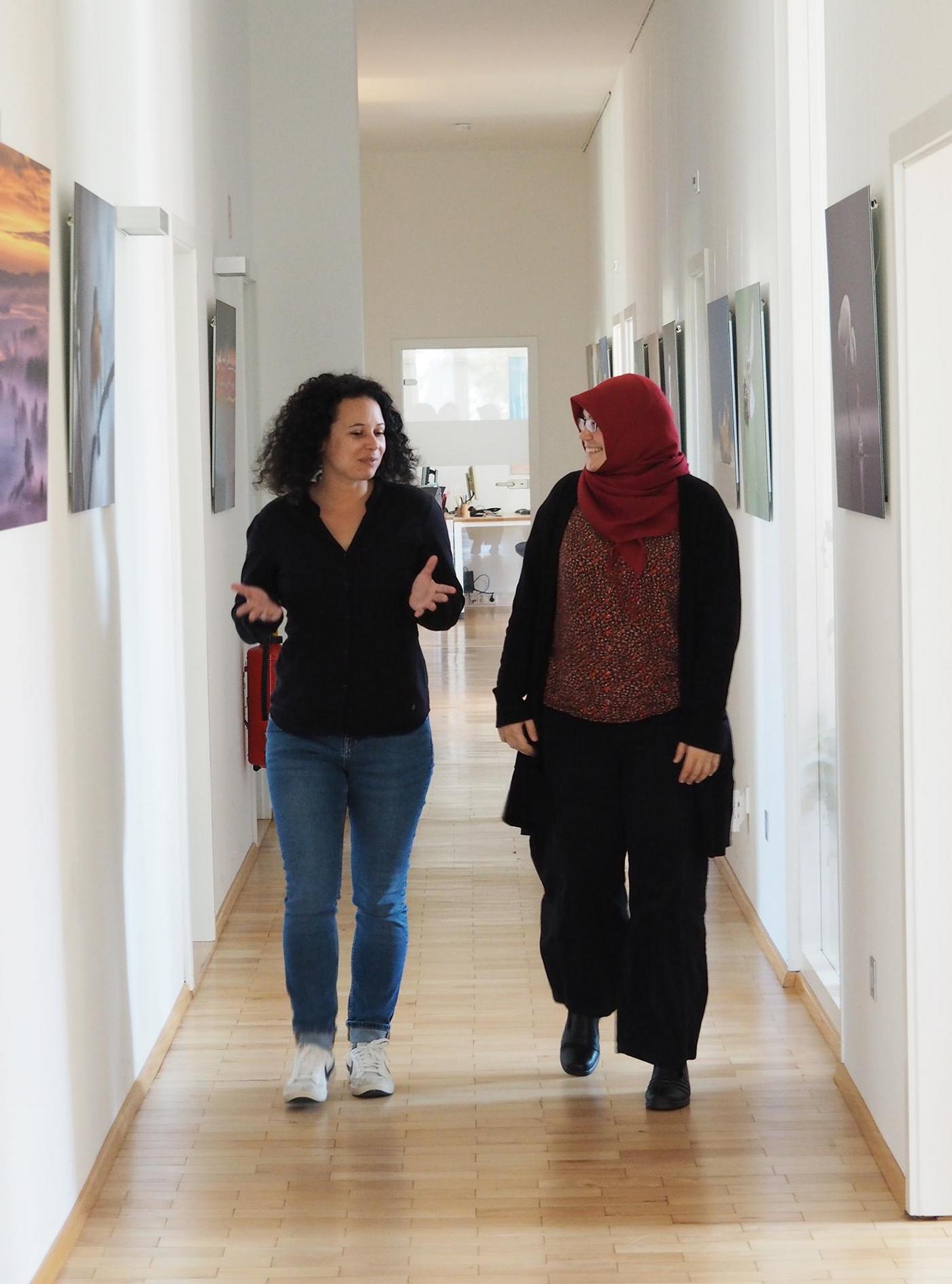 Nadya und Leonie im Flur der EuroNatur-Geschäftstelle