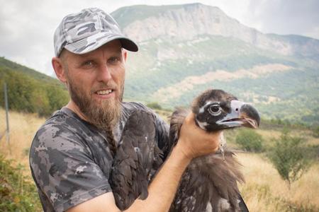 Hristo Peshev mit einem der ausgewilderten Geier