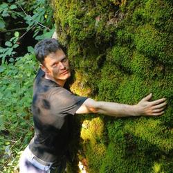 EuroNatur-Projektleiter umarmt Urwaldriesen