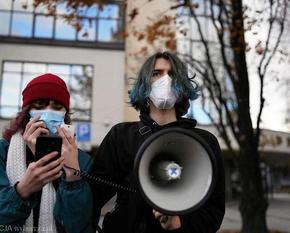 Zwei Menschen mit Megaphon bei einer Demo.