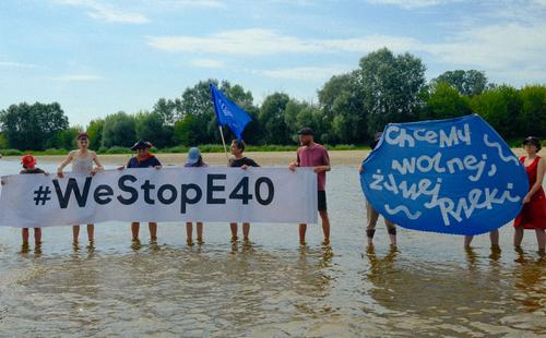 Polnische Flussschützer protestieren in der Weichsel