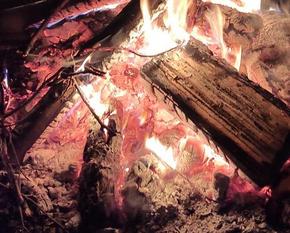 Ein brennendes Holzfeuer