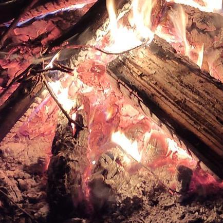 Brennende Holzscheite