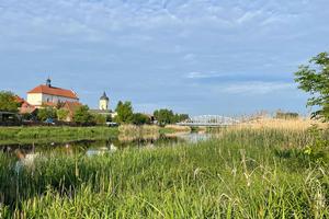 Kirche von Tykocin und Narew mit Brücke