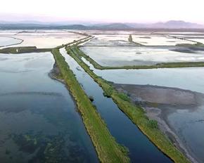 Screenshot "Schatz von Ulcinj" mit Luftbild der Saline