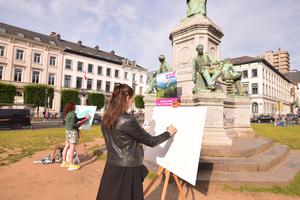 Sarah Yates und Aleksandra Nina Knezevic auf dem Place du Luxembourg