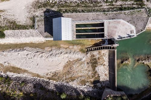 Das Klein-Wasserkraftwerk Ugar aus der Vogelperspektive.