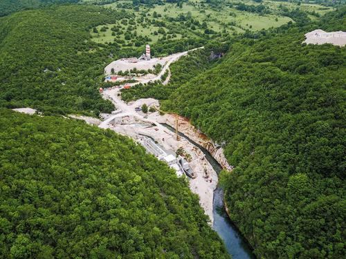 Baustelle für ein Wasserkraftwerk an der Sana in Bosnien-Herzegowina