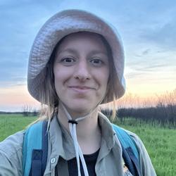 Selfie von Ornithologin im Feld