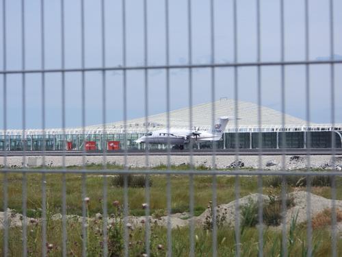Flugzeug auf Vlora-Flughafen; im Hintergrund Baustelle