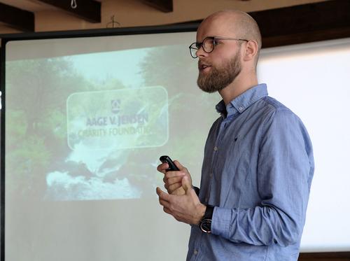 Jurjen Molenaar zeigt die Präsentation des SavaParks II-Projekts