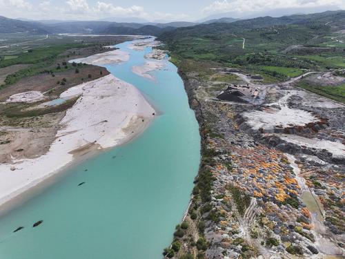 Bitumenaufbereitungsanlage nahe Selenica Industrieanlage am Ufer der Vjosa