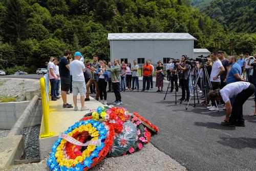 Demonstranten begraben symbolisch ihren Fluss in Deçan im Kosovo