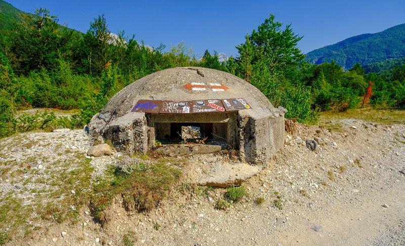 Bunker in Albanien nahe des Dorfes Teth
