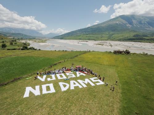 Luftbild von Wiese mit Schriftzug "Vjosa No Dams"