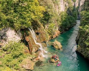 Diese versteinerten Quellen, die den Fluss Komarnica speisen, fließen über Tuffsteinformationen, einem seltenen prioritären Natura-2000-Lebensraum.