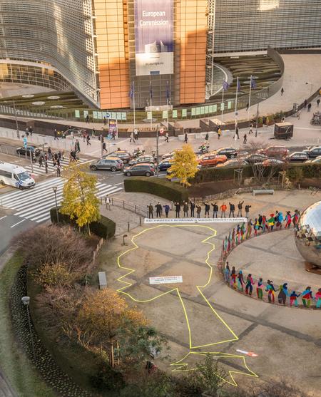 Auf dem Robert-Schuman-Kreisverkehr in Brüssel sind die Umrisse eines gefällten Urwaldbaums dargestellt.