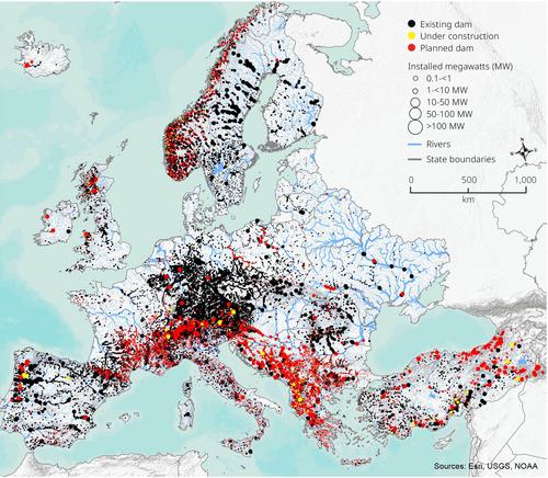 Eine Landkarte, welche die bestehenden und geplanten Wasserkraftwerke in Europa zeigt.