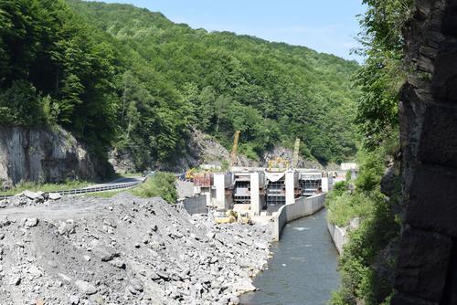 Baustelle für ein Wasserkraftwerk am Jiu Fluss in Rumänien