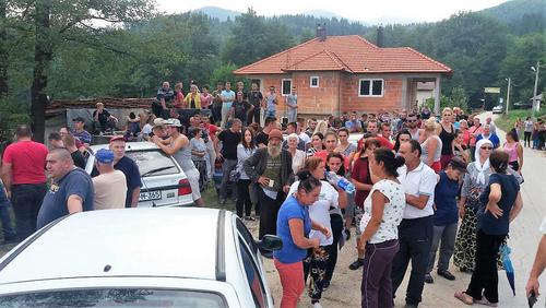 Viele Menschen stehen auf der Straße