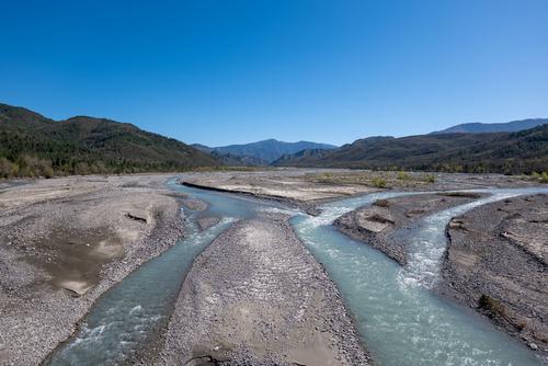 Der Fluss Sarantaporos fließt durch ein weites Tal.