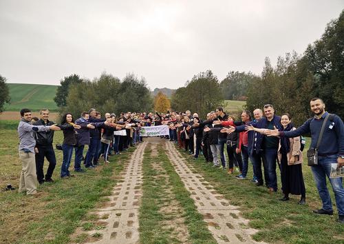 Many people on both sides of a country lane