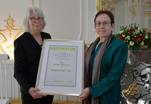 EuroNatur-Präsidentin Christel Schroeder (links) übergibt Gudrun Steinacker die Urkunde