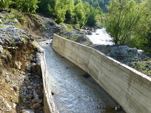 Kanalisiertes Teilstück der Valbona in Albanien