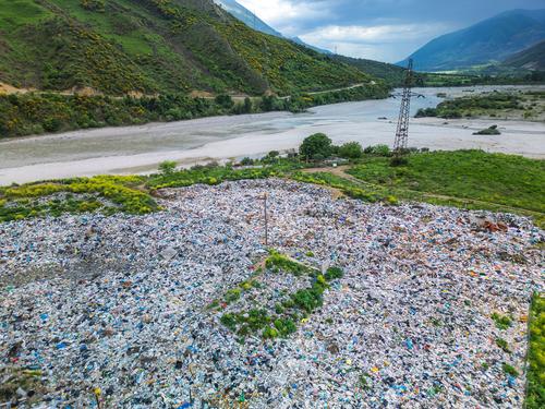 Plastikmüll an der Vjosa Plastikmüll am Flussufer