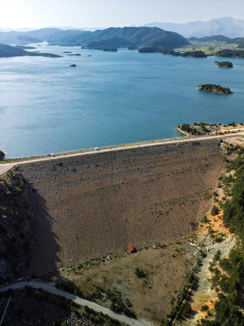 Aoos Staudamm Der Staudamm am Aoos-See hat den Wasserdurchlauf zum stromabwärts liegenden Flussbereich vollständig blockiert.