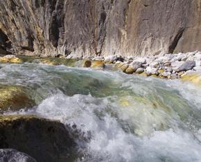 Das kristallklare Wasser der Valbona strömt über eine Stromschnelle in Albanien.