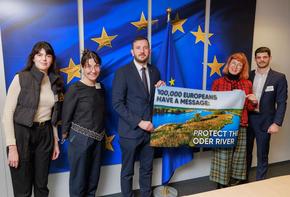 Thomas Freisinger und andere Naturschützer übergeben Oder-Petition an EU-Umweltkommissar Virginijus Sinkevičius