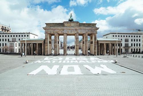 Vjosa National Park Now, Berlin Banner vor Brandenburger Tor