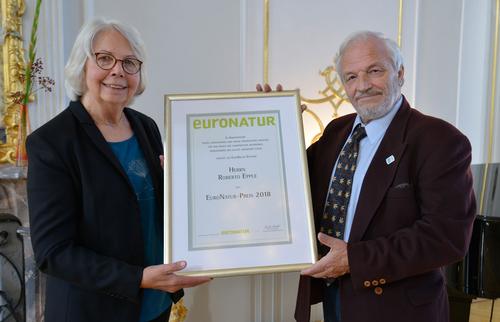 UEbergabe des Preises Christel Schroeder hands the certificate to Roberto Epple